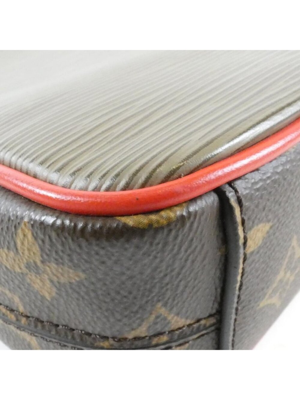 Louis Vuitton Monogram Epi Danube PM - Picture 3 of 9